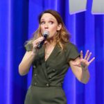 Carolin Kebekus Instagram - Ab September wieder Face Yoga-Kurse, auch in eurer Stadt 😂 Noch sind ein paar Plätze frei! Link ist in der Bio. #carolinkebekus #carolinkebekuslive #comedy fotos: mumpi_kuenster_monsterpics