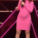 Carolin Kebekus Instagram - Habt ihr mal die Geburt einer Giraffe mit der menschlichen verglichen? Caro findet: Alles ein Fehler der Evolution! Chillt mal euer Leben. Am besten auf Caros Tour ab Herbst 24!😉 #carolinkebekus #standupcomedy #evolution