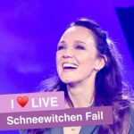 Carolin Kebekus Instagram - Endlich ist es da, das neue Jahr, denn das bedeutet, dass ich bald wieder auf Tour gehe. Ihr könnt euch gar nicht vorstellen, wie sehr ich mich auf euch und die Bühne freue. Einige Termine sind schon ausverkauft, aber für die meisten gibt es noch Karten, der Ticketlink ist in der Bio… #comedy #livecomedy