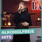 Carolin Kebekus Instagram - Finger weg von Liedern über Alkohol! Mit @hugoegonbalderofficial an den Tasten performt @carokebelin hochprozentige Hits in einer alkoholfreien Neuauflage. Die ganze Folge @dckshow mit @fraubauerfeind läuft schon jetzt in der @ardmediathek und um 22:50 im Ersten.