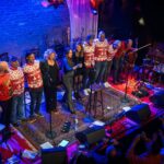Carolin Kebekus Instagram - Was war das für ein „(C)hillich Ovend“ mit euch! 😍Ihr seid die Besten! ♥️ . . . . 📸 @einsachtphotografie #chillichovend #unplugged #beerbitches #itschristmasbitches