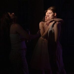 Carolina Kopelioff Instagram - Mirarnos así hasta morirnos @cc25demayo 
.
Domingos 20 hs 🧜🏻‍♀️ entradas x alternativa teatral✨✨✨✨