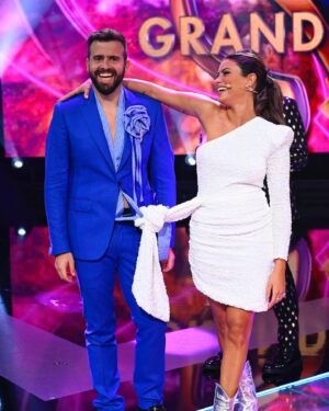Carolina Loureiro Instagram - hoje é o início do fim! hoje abrimos a final da máscara. e que privilégio, uma vez mais, fazer parte deste programa! obrigada à minha casa, minha família, @sicoficial. obrigada @daniel__oliveira uma vez mais pela confiança. obrigada aos meus queridos @manzarra @cesartmourao @jorgecorrula @aureamusica ! foi lindo fazer isto ao vosso lado! e obrigada @fremantlept e toda a equipa maravilhosa deste programa !! aos concorrentes, uma grande salva de palmas e RESPECT para cada um de vocês ! foram BRILHANTES ❤️🧡💛💚💙💜