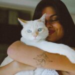Carolina Loureiro Instagram - Rotina matinal com os meus colegas de casa! É sempre importante adaptar o pequeno-almoço dos nossos gatos e o Skin&Coat da Purina ajuda-os imenso na queda de pêlo criada pelas mudanças de temperatura. É só adaptar a dose ao peso de cada um deles, misturar com a ração e está feito. E eles adoram! ❤ #pub #PurinaProPlan #Skin&Coat @proplanpt