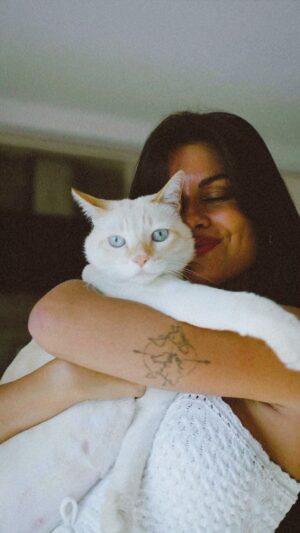 Carolina Loureiro Instagram - Rotina matinal com os meus colegas de casa! É sempre importante adaptar o pequeno-almoço dos nossos gatos e o Skin&Coat da Purina ajuda-os imenso na queda de pêlo criada pelas mudanças de temperatura. É só adaptar a dose ao peso de cada um deles, misturar com a ração e está feito. E eles adoram! ❤ #pub #PurinaProPlan #Skin&Coat @proplanpt