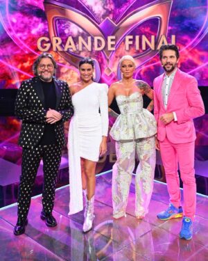 Carolina Loureiro Instagram - hoje é o início do fim! hoje abrimos a final da máscara. e que privilégio, uma vez mais, fazer parte deste programa! obrigada à minha casa, minha família, @sicoficial. obrigada @daniel__oliveira uma vez mais pela confiança. obrigada aos meus queridos @manzarra @cesartmourao @jorgecorrula @aureamusica ! foi lindo fazer isto ao vosso lado! e obrigada @fremantlept e toda a equipa maravilhosa deste programa !! aos concorrentes, uma grande salva de palmas e RESPECT para cada um de vocês ! foram BRILHANTES ❤️🧡💛💚💙💜