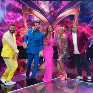 Carolina Loureiro Instagram - bommmm dia em rosinha choque para relembrar que HOJE e AMANHÃ voltamos a fazer das nossas ! dose dupla do programa mais divertido da televisão, ao lado dos meus palhacinhos preferidos 😎🩷