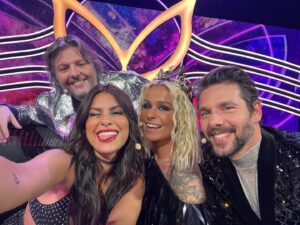 Carolina Loureiro Instagram - ❤️‍🔥adoro-os! e adoramos que vocês adorem o programa! prontos para mais máscara? temos hoje e amanhã!!! dose dupla do bailinho do costume 🤪🤪🤪