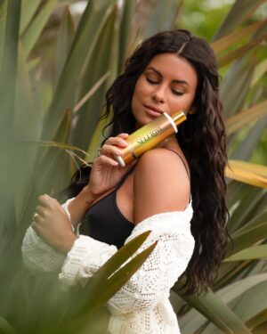 Carolina Loureiro Instagram - O truque para um cabelo radiante o verão inteiro: Terapia Hello Summer da SelfLove. Esta gama com um cheiro ótimo a coco oferece proteção e hidratação essenciais para os dias de praia e piscina e os cuidados começam antes mesmo de sair de casa com o Leave-In, que protege contra os danos do sol, sal e cloro. Quando regresso, uso o Shampoo e Máscara Hello Summer para uma limpeza e hidratação 🌞 O AfterSun que vem de oferta serve para hidratar a pele depois deste dia bom! #pub @manubelacabeleireiros @manubelabeautystore