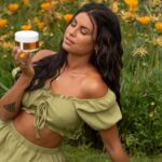 Carolina Loureiro Instagram - O truque para um cabelo radiante o verão inteiro: Terapia Hello Summer da SelfLove. Esta gama com um cheiro ótimo a coco oferece proteção e hidratação essenciais para os dias de praia e piscina e os cuidados começam antes mesmo de sair de casa com o Leave-In, que protege contra os danos do sol, sal e cloro. Quando regresso, uso o Shampoo e Máscara Hello Summer para uma limpeza e hidratação 🌞 O AfterSun que vem de oferta serve para hidratar a pele depois deste dia bom! #pub @manubelacabeleireiros @manubelabeautystore