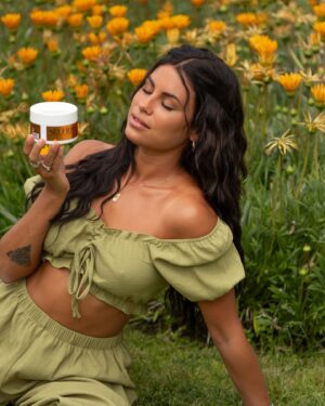 Carolina Loureiro Instagram - O truque para um cabelo radiante o verão inteiro: Terapia Hello Summer da SelfLove. Esta gama com um cheiro ótimo a coco oferece proteção e hidratação essenciais para os dias de praia e piscina e os cuidados começam antes mesmo de sair de casa com o Leave-In, que protege contra os danos do sol, sal e cloro. Quando regresso, uso o Shampoo e Máscara Hello Summer para uma limpeza e hidratação 🌞 O AfterSun que vem de oferta serve para hidratar a pele depois deste dia bom! #pub @manubelacabeleireiros @manubelabeautystore