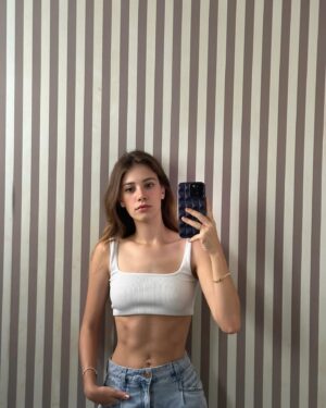 Caroline Dallarosa Instagram - “Eu te transformei nessa canção, pra poder te gravar em mim..” 🎶 continue a música aqui 👇🏼🙂‍↕️