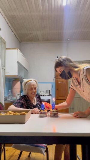 Caroline Dallarosa Instagram - Ontem perdi o aniversário de 99 anos da minha bisa por forças maiores e hoje decidi passar só eu e ela! Que Deus te abençoe para todo o sempre 🧡