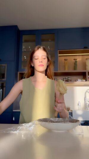 Caroline Dallarosa Instagram - Bom bom de uva! 🧝🏼‍♀️ 

INGREDIENTES 
1 lata de leite condensado 
1 caixa de uva verde 
Leite ninho para polvilhar