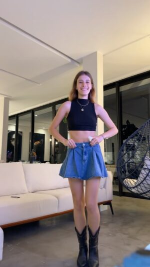 Caroline Dallarosa Instagram - Finalmente posso ser brega e dançar mal pra desfilar as coleções de botas 👢 detalhe essa dança foi feita para os duros como eu! Obs: se rir é pecado
