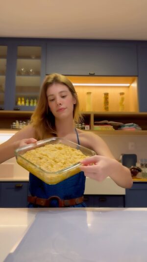 Caroline Dallarosa Instagram - MELHOR SOBREMESA DO MUNDO

Receita: 
RECHEIO
3 xícaras de manga 
Meia xícara de água 
1 xícara de açúcar 
Colocar no fogo até ferver e depois acrescentar 3 colheres de maizena 

MASSA: 
1 xícara e meia de trigo 
1 colher de sopa de açúcar 
3 colheres de chá de fermento 
Meia colher de chá de sal 
1/3 gordura vegetal
1 ovo
Meia xícara de leite 
Colocar a manga na travessa e cobrir com a massa em forma de bolinha com a ajuda de uma colher por cima