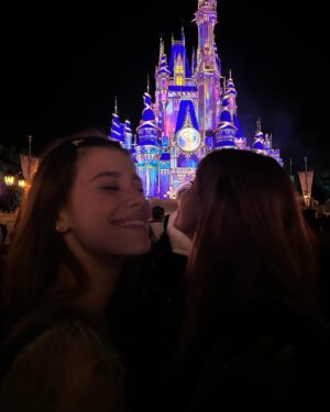 Caroline Dallarosa Instagram - Hoje o feliz dia das mães é pro maior amor da minha vida, sei que todo mundo diz que tem a melhor mãe do mundo mas a minha de fato é, inteligente, linda, uma leoa e principalmente minha melhor amiga, eu te amo mais do que qualquer coisa que você pode imaginar mame! Feliz hoje e sempre seu dia! 🩷 @mirtesdll