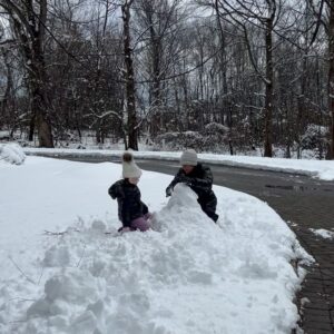 Caroline Manzo Instagram - Building a snowman with mommy @laurenmanzo - its a tiny snowman but she’s one happy little girl. ❤️❤️⛄️❄️