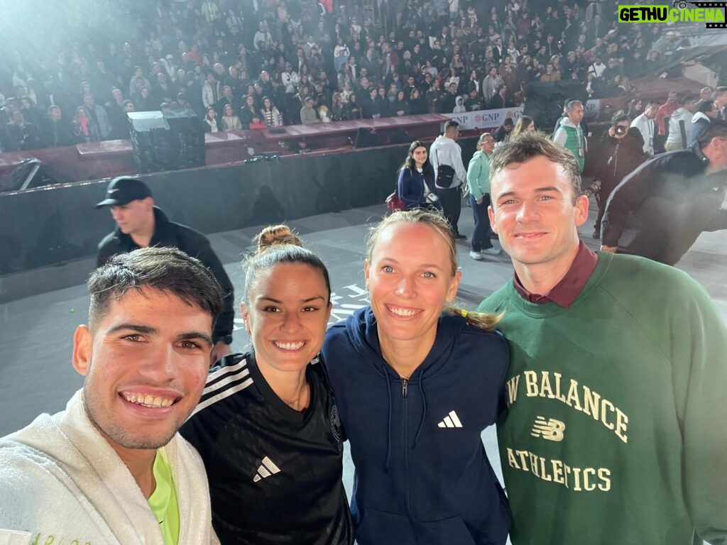 Caroline Wozniacki Instagram - ¡Viva México! Amazing night playing in front of such enthusiastic fans in the heart of Mexico! Thanks so much for having us!! @tennisfestmx