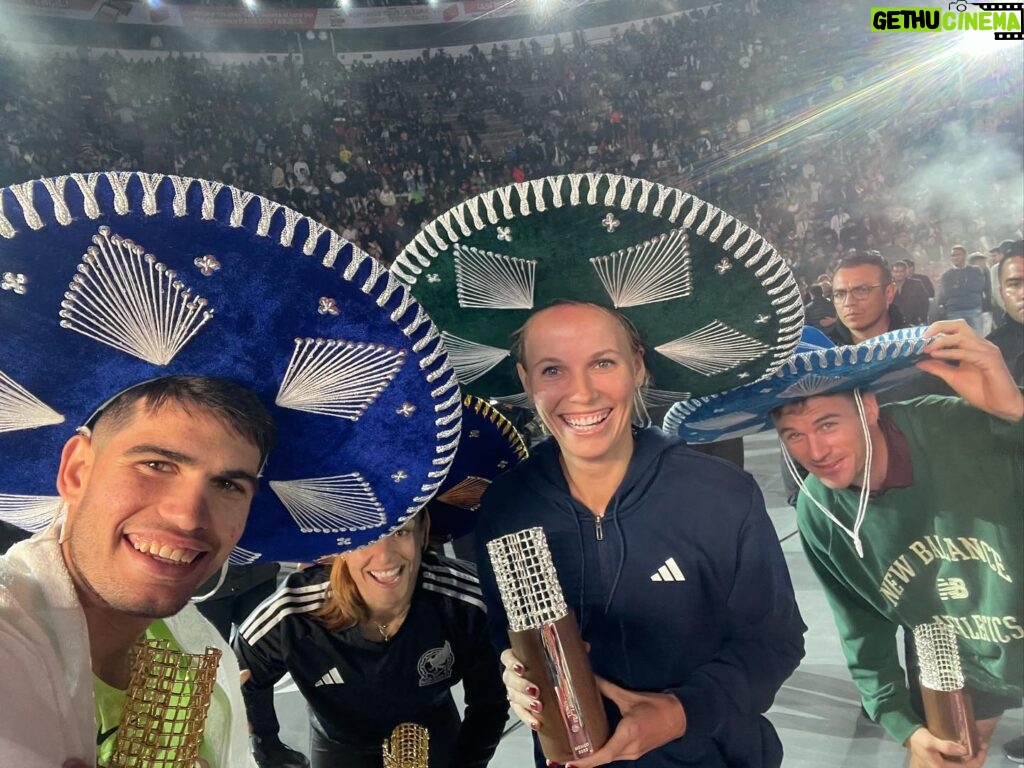 Caroline Wozniacki Instagram - ¡Viva México! Amazing night playing in front of such enthusiastic fans in the heart of Mexico! Thanks so much for having us!! @tennisfestmx