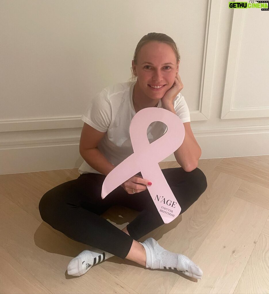 Caroline Wozniacki Instagram - Jeg støtter brysterne sammen med @kliniknage , og det kan du også gøre! Tilmeld dig N’AGEs nyhedsbrev – de donerer nemlig 50 kr. for hver tilmelding!