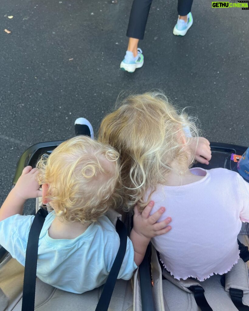 Caroline Wozniacki Instagram - Amazing day at the @aucklandzoo with the kiddos! We got to see and touch the Kiwis that will be put back in to the world safely, when they are big and strong enough! We fed the giraffes, talked with the parrot’s, and saw the closest thing to a dinosaur! Happy day all around! 😍