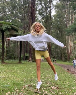 Carrie Bickmore Instagram - Forest fun for city girls @fifi_box 👯‍♀️ 🌳 
Drove 90 mins to find the forest closed. 🤔 
Drove another hour to find an open forest 🙃 
Picnic ✅ 
Hide and seek ✅ 
First LEECH encounter ✅
Photo cred: a 4 year old.