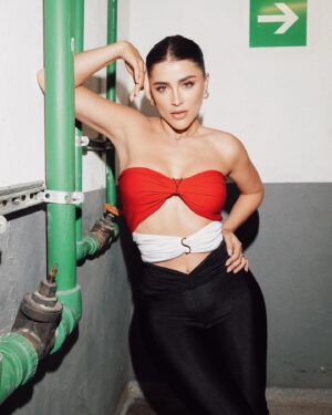 Cassandra Sánchez Navarro Instagram - Valentines kick off ❤️🤍🖤

.
.
.
.
.

PR: @norbertoflo @joaquinleon2 
Hair and makeup: @gigigl0w 
Styling: @vianelyrivera 
Total look: @ysl vía @riviaroom 
Jewelry: @bulgari 
Shoes: @renecaovilla via @granvia.mx