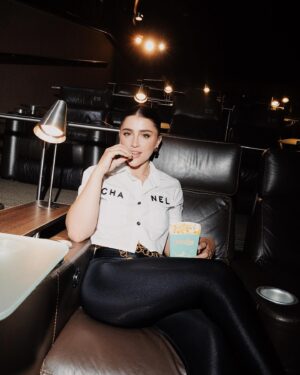 Cassandra Sánchez Navarro Instagram - De regreso a salas 🍿 Mi templo. 
.
.
.
.
.
.
PR: @norbertoflo @joaquinleon2 
Hair & Make up: @gigigl0w 
Styling: @vianelyrivera Look: @riviaroom