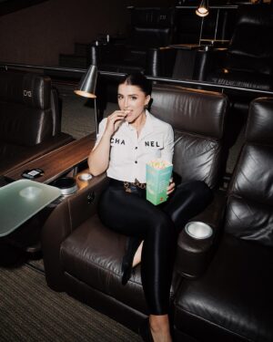 Cassandra Sánchez Navarro Instagram - De regreso a salas 🍿 Mi templo. 
.
.
.
.
.
.
PR: @norbertoflo @joaquinleon2 
Hair & Make up: @gigigl0w 
Styling: @vianelyrivera Look: @riviaroom