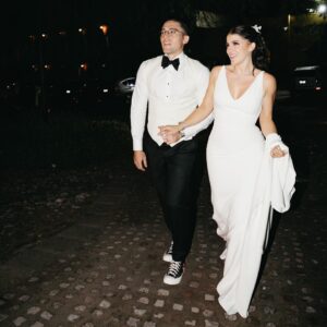 Cassandra Sánchez Navarro Instagram - Alejandro, mi amor. 

El otro día leí qué hay personas con las que ESTÁS y hay personas con la que ERES. Quiero darte las gracias por ser y dejarme ser a tu lado. 

Te amo. 

.
.
.

Gracias infinitas a @lavenderfieldsbridal por el vestido más cómodo y hermoso! Fue un sueño conocerlas y crear este sueño juntas. Son un equipo maravilloso!!! Gracias 🥰🙏