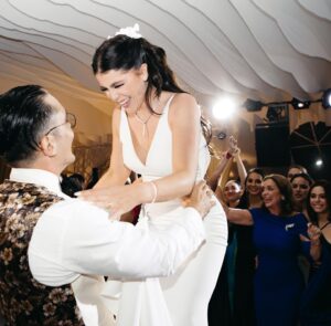 Cassandra Sánchez Navarro Instagram - Alejandro, mi amor. 

El otro día leí qué hay personas con las que ESTÁS y hay personas con la que ERES. Quiero darte las gracias por ser y dejarme ser a tu lado. 

Te amo. 

.
.
.

Gracias infinitas a @lavenderfieldsbridal por el vestido más cómodo y hermoso! Fue un sueño conocerlas y crear este sueño juntas. Son un equipo maravilloso!!! Gracias 🥰🙏