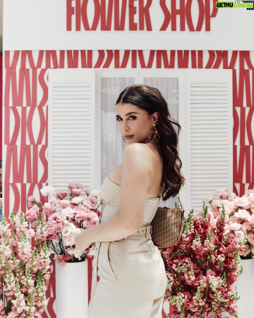 Cassandra Sánchez Navarro Instagram - Miss Dior Rodeada de flores en Miss Dior Thank you @diorbeauty . . . . Wearing: @rokhofficial x @hm PR: @norbertoflo Makeup & Hair: @ger.parra @lisallende