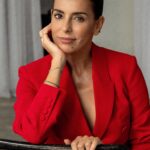 Catarina Furtado Instagram - A MAGG e Catarina Furtado juntas para assinalar os 50 anos da Revolução dos Cravos. O 25 de abril significa todos os dias relembrarmos o Antes e todos os dias celebrarmos o Depois . É claro que significou o passo decisivo e inspirador para uma sociedade que respeita os direitos humanos, mas compete à própria sociedade, aos seus cidadãos e cidadãs , construir essa realidade, para que tod@s possamos viver melhor, com justiça, igualdade, equidade, liberdade , democracia! 🎥: @carlapires @magg.pt @coracoescomcoroa @unfpa