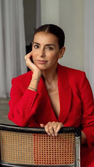 Catarina Furtado Instagram - A MAGG e Catarina Furtado juntas para assinalar os 50 anos da Revolução dos Cravos.

O 25 de abril significa todos os dias relembrarmos o Antes e todos os dias celebrarmos o Depois .

É claro que significou o passo decisivo e inspirador para uma sociedade que respeita os direitos humanos, mas compete à própria sociedade, aos seus cidadãos e cidadãs , construir essa realidade, para que tod@s possamos viver melhor, com justiça, igualdade, equidade, liberdade , democracia!

🎥: @carlapires 

@magg.pt @coracoescomcoroa @unfpa