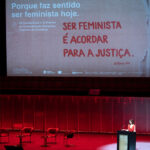 Catarina Furtado Instagram - São difíceis as palavras para descrever o que se viveu no Dia, (curiosamente) da Mãe, na 12 Conferência da “ minha “ @coracoescomcoroa Agradeço a quem nos mostrou que na pequena sala da @casadamusicaporto não cabiam todas as pessoas que queriam refletir sobre a importância e a urgência de se ser feminista nos dias de hoje, já que os direitos adquiridos andam a fazer comichão e a provocar medo a muitas pessoas que ambicionam o poder e a algumas que já lá estão. Hei-de partilhar aqui, a seu tempo, algumas das frases inteligentemente proferidas pela maravilhosa e combativa Maria de Céu Guerra, pela incansável Mónica Ferro @monicaferrounfpa e pela corajosa Tânia Graça @taniiagraca Agradeço tanto aos meus amigos artistas, comprometidos, e denunciadores @marisaliz_oficial @mariodanieloficial , @carlao_nabatalha, @Zepmau , @pedro.abrunhosa E à Missão Comtinente por estar estar sempre de mão dada connosco . À @adagietto_pt e @wearezof pela concretização de uma campanha manifesto que agora é vossa e de todas as mulheres . Tendo ou não tendo ovários , é uma metáfora onde estão todas incluídas . Às nossas quatro bolseiras que subiram ao palco a representar o projecto Bolsas de Estudo, digo publicamente o que lhes sopro ao ouvido : vocês dão tanto sentido à minha vida. Orgulho. Que o amor nos salve nestes tempos escuros porque é por amor a cada próximo que o nosso trabalho existe ! @coracoescomcoroa #missaocontinente @continente @casadamusicaporto Media Partner: @rtppt Apoios: @adagietto_pt @wearezof @tres_aga_studio @naughtyboysagency @bp.portugal @cp_comboiosdeportugal @portopalaciohotel @renaissanceportolapa @impress_pt @oneshop 📸 @joaosaramagophoto