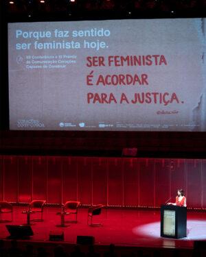 Catarina Furtado Instagram - São difíceis as palavras para descrever o que se viveu no Dia, (curiosamente) da Mãe, na 12 Conferência da “ minha “ @coracoescomcoroa

Agradeço a quem nos mostrou que na pequena sala da @casadamusicaporto não cabiam todas as pessoas que queriam refletir sobre a importância e a urgência de se ser feminista nos dias de hoje, já que os direitos adquiridos andam a fazer comichão e a provocar medo a muitas pessoas que ambicionam o poder e a algumas que já lá estão.

Hei-de partilhar aqui, a seu tempo, algumas das frases inteligentemente proferidas pela maravilhosa e combativa Maria de Céu Guerra, pela incansável Mónica Ferro @monicaferrounfpa e pela corajosa Tânia Graça @taniiagraca 

Agradeço tanto aos meus amigos artistas, comprometidos, e denunciadores @marisaliz_oficial @mariodanieloficial , @carlao_nabatalha, @Zepmau , @pedro.abrunhosa

E à Missão Comtinente por estar estar sempre de mão dada connosco .

À @adagietto_pt e @wearezof pela concretização de uma campanha manifesto que agora é vossa e de todas as mulheres . Tendo ou não tendo ovários , é uma metáfora onde estão todas incluídas .

Às nossas quatro bolseiras que subiram ao palco a representar o projecto Bolsas de Estudo, digo publicamente o que lhes sopro ao ouvido : vocês dão tanto sentido à minha vida. Orgulho. 

Que o amor nos salve nestes tempos escuros porque é por amor a cada próximo que o nosso trabalho existe ! 

@coracoescomcoroa #missaocontinente @continente @casadamusicaporto 

Media Partner: @rtppt 
Apoios: @adagietto_pt @wearezof @tres_aga_studio @naughtyboysagency @bp.portugal @cp_comboiosdeportugal @portopalaciohotel @renaissanceportolapa @impress_pt @oneshop

📸 @joaosaramagophoto