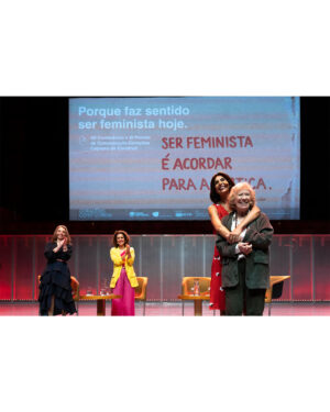 Catarina Furtado Instagram - São difíceis as palavras para descrever o que se viveu no Dia, (curiosamente) da Mãe, na 12 Conferência da “ minha “ @coracoescomcoroa

Agradeço a quem nos mostrou que na pequena sala da @casadamusicaporto não cabiam todas as pessoas que queriam refletir sobre a importância e a urgência de se ser feminista nos dias de hoje, já que os direitos adquiridos andam a fazer comichão e a provocar medo a muitas pessoas que ambicionam o poder e a algumas que já lá estão.

Hei-de partilhar aqui, a seu tempo, algumas das frases inteligentemente proferidas pela maravilhosa e combativa Maria de Céu Guerra, pela incansável Mónica Ferro @monicaferrounfpa e pela corajosa Tânia Graça @taniiagraca 

Agradeço tanto aos meus amigos artistas, comprometidos, e denunciadores @marisaliz_oficial @mariodanieloficial , @carlao_nabatalha, @Zepmau , @pedro.abrunhosa

E à Missão Comtinente por estar estar sempre de mão dada connosco .

À @adagietto_pt e @wearezof pela concretização de uma campanha manifesto que agora é vossa e de todas as mulheres . Tendo ou não tendo ovários , é uma metáfora onde estão todas incluídas .

Às nossas quatro bolseiras que subiram ao palco a representar o projecto Bolsas de Estudo, digo publicamente o que lhes sopro ao ouvido : vocês dão tanto sentido à minha vida. Orgulho. 

Que o amor nos salve nestes tempos escuros porque é por amor a cada próximo que o nosso trabalho existe ! 

@coracoescomcoroa #missaocontinente @continente @casadamusicaporto 

Media Partner: @rtppt 
Apoios: @adagietto_pt @wearezof @tres_aga_studio @naughtyboysagency @bp.portugal @cp_comboiosdeportugal @portopalaciohotel @renaissanceportolapa @impress_pt @oneshop

📸 @joaosaramagophoto