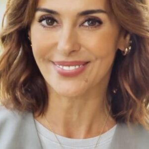 Catarina Furtado Instagram - Deixo-vos mais um episódio da série “Nossos direitos”✨

Desta vez sobre a relação directa entre a Desigualdade e a Educação.

A Educação formal e não formal sempre foi uma área que muito me interessou. 

Tem de ser matéria sobre a qual tod@s nos devemos debruçar. 

A minha @coracoescoescomroa já atribuiu 37 bolsas de estudo universitárias a jovens raparigas que não poderiam prosseguir os seus sonhos por razões socioeconomicas.

Ps - aproveito para felicitar uma boa notícia que nos chegou hoje: os produtos menstruais vão passar a ser distribuídos gratuitamente nas escolas 👏