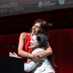 Catarina Furtado Instagram - São difíceis as palavras para descrever o que se viveu no Dia, (curiosamente) da Mãe, na 12 Conferência da “ minha “ @coracoescomcoroa Agradeço a quem nos mostrou que na pequena sala da @casadamusicaporto não cabiam todas as pessoas que queriam refletir sobre a importância e a urgência de se ser feminista nos dias de hoje, já que os direitos adquiridos andam a fazer comichão e a provocar medo a muitas pessoas que ambicionam o poder e a algumas que já lá estão. Hei-de partilhar aqui, a seu tempo, algumas das frases inteligentemente proferidas pela maravilhosa e combativa Maria de Céu Guerra, pela incansável Mónica Ferro @monicaferrounfpa e pela corajosa Tânia Graça @taniiagraca Agradeço tanto aos meus amigos artistas, comprometidos, e denunciadores @marisaliz_oficial @mariodanieloficial , @carlao_nabatalha, @Zepmau , @pedro.abrunhosa E à Missão Comtinente por estar estar sempre de mão dada connosco . À @adagietto_pt e @wearezof pela concretização de uma campanha manifesto que agora é vossa e de todas as mulheres . Tendo ou não tendo ovários , é uma metáfora onde estão todas incluídas . Às nossas quatro bolseiras que subiram ao palco a representar o projecto Bolsas de Estudo, digo publicamente o que lhes sopro ao ouvido : vocês dão tanto sentido à minha vida. Orgulho. Que o amor nos salve nestes tempos escuros porque é por amor a cada próximo que o nosso trabalho existe ! @coracoescomcoroa #missaocontinente @continente @casadamusicaporto Media Partner: @rtppt Apoios: @adagietto_pt @wearezof @tres_aga_studio @naughtyboysagency @bp.portugal @cp_comboiosdeportugal @portopalaciohotel @renaissanceportolapa @impress_pt @oneshop 📸 @joaosaramagophoto
