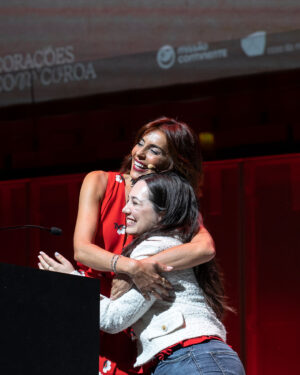 Catarina Furtado Instagram - São difíceis as palavras para descrever o que se viveu no Dia, (curiosamente) da Mãe, na 12 Conferência da “ minha “ @coracoescomcoroa

Agradeço a quem nos mostrou que na pequena sala da @casadamusicaporto não cabiam todas as pessoas que queriam refletir sobre a importância e a urgência de se ser feminista nos dias de hoje, já que os direitos adquiridos andam a fazer comichão e a provocar medo a muitas pessoas que ambicionam o poder e a algumas que já lá estão.

Hei-de partilhar aqui, a seu tempo, algumas das frases inteligentemente proferidas pela maravilhosa e combativa Maria de Céu Guerra, pela incansável Mónica Ferro @monicaferrounfpa e pela corajosa Tânia Graça @taniiagraca 

Agradeço tanto aos meus amigos artistas, comprometidos, e denunciadores @marisaliz_oficial @mariodanieloficial , @carlao_nabatalha, @Zepmau , @pedro.abrunhosa

E à Missão Comtinente por estar estar sempre de mão dada connosco .

À @adagietto_pt e @wearezof pela concretização de uma campanha manifesto que agora é vossa e de todas as mulheres . Tendo ou não tendo ovários , é uma metáfora onde estão todas incluídas .

Às nossas quatro bolseiras que subiram ao palco a representar o projecto Bolsas de Estudo, digo publicamente o que lhes sopro ao ouvido : vocês dão tanto sentido à minha vida. Orgulho. 

Que o amor nos salve nestes tempos escuros porque é por amor a cada próximo que o nosso trabalho existe ! 

@coracoescomcoroa #missaocontinente @continente @casadamusicaporto 

Media Partner: @rtppt 
Apoios: @adagietto_pt @wearezof @tres_aga_studio @naughtyboysagency @bp.portugal @cp_comboiosdeportugal @portopalaciohotel @renaissanceportolapa @impress_pt @oneshop

📸 @joaosaramagophoto