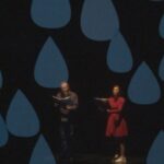 Catarina Furtado Instagram - Água: fonte da vida, é um recurso precioso que sustenta todos os ecossistemas do nosso planeta. Ontem foi o seu dia. No entanto, num mundo onde sua a procura continua a aumentar, e a sua disponibilidade diminu, e urgente refletir sobre o nosso consumo e tomar medidas concretas de poupança. Poupar água não é apenas uma questão de sustentabilidade ambiental, é também de justiça social. Cada gota de água que economizamos contribui para um mundo mais equitativo, onde todas pessoas podem ter acesso a água limpa e segura para as suas necessidades básicas. É isto que tentamos passar às crianças e famílias que assistem ao espectáculo “Viagem da Doce Gotinha” de @josepedrogiloficial , com músicas ao piano de #emanueldeandrade Contamos a história do ciclo da água, com livro, ilustrações e canções . E depois conversamos com o público!!! Um projecto incrível que me faz viajar pelo país. Aqui ficam algumas ações simples, que cada um de nós pode adotar: 1. Fechar a torneira enquanto escovamos os dentes ou lavamos a louça pode economizar litros de água a cada uso. 2. Optar por duches mais curtos e instalar chuveiros de baixo fluxo, reduzindo o consumo de água e energia. 3. Reparar fugas em torneiras e canalizações, que podem desperdiçar uma quantidade surpreendente de água ao longo do tempo. 4. Utilizar a máquina de lavar roupa e a máquina de lavar louça apenas quando estiverem cheias maximizando a eficiência do uso da água. 5. Recolher e reutilizar água da chuva para regar plantas ou lavar o carro, diminuindo a dependência da água potável para tarefas que não a exigem. Cada gota conta ! 💧💧 #protegeroplaneta #agua #responsabilidadesocial @a___tempo