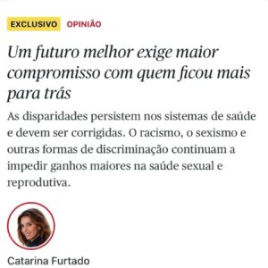 Catarina Furtado Instagram - Tenho um sorriso, porque apesar dos dados recolhidos pelo @unfpa no Relatório sobre População e Desenvolvimento, hoje apresentado em todo o mundo, acredito que vamos fazer MAIS e MELHOR pelas pessoas deixadas ainda MAIS para trás, cujos direitos, têm sido sistematicamente violados, esquecidos, ignorados: as raparigas e as mulheres.

Haja vontade política e investimentos na igualdade de género e na saúde e direitos sexuais e reprodutivos, essenciais para garantir um futuro mais justo e com retornos económicos significativos!

“VIDAS ENTRELAÇADAS, FIOS DE ESPERANÇA: ACABAR COM AS DESIGUALDADES NA SAÚDE E NOS DIREITOS SEXUAIS E REPRODUTIVOS “,é o relatório, que eu hoje também apresentei enquanto Embaixadora de Boa Vontade.

Apenas alguns dados (outros partilhei na crónica que escrevi hoje no @publico.pt mas o relatório estará acessível no site da @pdfactor):

O Relatório vem lembrar os avanços:
- A taxa de gravidez não intencional caiu quase
20%;
- Mais de 60 países aumentaram o acesso ao aborto seguro;
- Mais de 160 países aprovaram leis contra a violência doméstica;
- Duplicou o número de mulheres que usam contraceção.
- E desde 2020 as mortes maternas diminuíram 34% e a taxa de gravidez adolescente caiu um terço.

Mas o Relatório vem também, e sobretudo, alertar e apelar à ação!
O progresso não foi suficientemente rápido, nem chegou a todas as pessoas:
- A violência baseada no género continua em todos os países.
- Desde há oito anos que não se regista uma redução da mortalidade materna e, num número alarmante de países, as taxas estão mesmo a aumentar. 
São cerca de 800 mulheres a morrer todos os dias por razões associadas à gravidez e parto e quase todas essas mortes são evitáveis.
- Um quarto das mulheres não pode dizer NÃO a sexo com o marido/ parceiro.
- Cerca de metade das mulheres não pode tomar decisões sobre a sua saúde e 1 em cada 10 não pode escolher métodos contracetivos.

A causa? A desigualdade!

As diferenças de poder e de oportunidades relacionadas com género, situação económica, etnia, orientação sexual e deficiência, são barreiras que limitam drasticamente as escolhas.

A verdade é que sabemos como fazer diferente. 
É querer fazer com empatia!