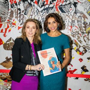 Catarina Furtado Instagram - Tenho um sorriso, porque apesar dos dados recolhidos pelo @unfpa no Relatório sobre População e Desenvolvimento, hoje apresentado em todo o mundo, acredito que vamos fazer MAIS e MELHOR pelas pessoas deixadas ainda MAIS para trás, cujos direitos, têm sido sistematicamente violados, esquecidos, ignorados: as raparigas e as mulheres.

Haja vontade política e investimentos na igualdade de género e na saúde e direitos sexuais e reprodutivos, essenciais para garantir um futuro mais justo e com retornos económicos significativos!

“VIDAS ENTRELAÇADAS, FIOS DE ESPERANÇA: ACABAR COM AS DESIGUALDADES NA SAÚDE E NOS DIREITOS SEXUAIS E REPRODUTIVOS “,é o relatório, que eu hoje também apresentei enquanto Embaixadora de Boa Vontade.

Apenas alguns dados (outros partilhei na crónica que escrevi hoje no @publico.pt mas o relatório estará acessível no site da @pdfactor):

O Relatório vem lembrar os avanços:
- A taxa de gravidez não intencional caiu quase
20%;
- Mais de 60 países aumentaram o acesso ao aborto seguro;
- Mais de 160 países aprovaram leis contra a violência doméstica;
- Duplicou o número de mulheres que usam contraceção.
- E desde 2020 as mortes maternas diminuíram 34% e a taxa de gravidez adolescente caiu um terço.

Mas o Relatório vem também, e sobretudo, alertar e apelar à ação!
O progresso não foi suficientemente rápido, nem chegou a todas as pessoas:
- A violência baseada no género continua em todos os países.
- Desde há oito anos que não se regista uma redução da mortalidade materna e, num número alarmante de países, as taxas estão mesmo a aumentar. 
São cerca de 800 mulheres a morrer todos os dias por razões associadas à gravidez e parto e quase todas essas mortes são evitáveis.
- Um quarto das mulheres não pode dizer NÃO a sexo com o marido/ parceiro.
- Cerca de metade das mulheres não pode tomar decisões sobre a sua saúde e 1 em cada 10 não pode escolher métodos contracetivos.

A causa? A desigualdade!

As diferenças de poder e de oportunidades relacionadas com género, situação económica, etnia, orientação sexual e deficiência, são barreiras que limitam drasticamente as escolhas.

A verdade é que sabemos como fazer diferente. 
É querer fazer com empatia!