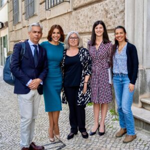 Catarina Furtado Instagram - Tenho um sorriso, porque apesar dos dados recolhidos pelo @unfpa no Relatório sobre População e Desenvolvimento, hoje apresentado em todo o mundo, acredito que vamos fazer MAIS e MELHOR pelas pessoas deixadas ainda MAIS para trás, cujos direitos, têm sido sistematicamente violados, esquecidos, ignorados: as raparigas e as mulheres.

Haja vontade política e investimentos na igualdade de género e na saúde e direitos sexuais e reprodutivos, essenciais para garantir um futuro mais justo e com retornos económicos significativos!

“VIDAS ENTRELAÇADAS, FIOS DE ESPERANÇA: ACABAR COM AS DESIGUALDADES NA SAÚDE E NOS DIREITOS SEXUAIS E REPRODUTIVOS “,é o relatório, que eu hoje também apresentei enquanto Embaixadora de Boa Vontade.

Apenas alguns dados (outros partilhei na crónica que escrevi hoje no @publico.pt mas o relatório estará acessível no site da @pdfactor):

O Relatório vem lembrar os avanços:
- A taxa de gravidez não intencional caiu quase
20%;
- Mais de 60 países aumentaram o acesso ao aborto seguro;
- Mais de 160 países aprovaram leis contra a violência doméstica;
- Duplicou o número de mulheres que usam contraceção.
- E desde 2020 as mortes maternas diminuíram 34% e a taxa de gravidez adolescente caiu um terço.

Mas o Relatório vem também, e sobretudo, alertar e apelar à ação!
O progresso não foi suficientemente rápido, nem chegou a todas as pessoas:
- A violência baseada no género continua em todos os países.
- Desde há oito anos que não se regista uma redução da mortalidade materna e, num número alarmante de países, as taxas estão mesmo a aumentar. 
São cerca de 800 mulheres a morrer todos os dias por razões associadas à gravidez e parto e quase todas essas mortes são evitáveis.
- Um quarto das mulheres não pode dizer NÃO a sexo com o marido/ parceiro.
- Cerca de metade das mulheres não pode tomar decisões sobre a sua saúde e 1 em cada 10 não pode escolher métodos contracetivos.

A causa? A desigualdade!

As diferenças de poder e de oportunidades relacionadas com género, situação económica, etnia, orientação sexual e deficiência, são barreiras que limitam drasticamente as escolhas.

A verdade é que sabemos como fazer diferente. 
É querer fazer com empatia!