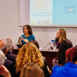 Catarina Furtado Instagram - Tenho um sorriso, porque apesar dos dados recolhidos pelo @unfpa no Relatório sobre População e Desenvolvimento, hoje apresentado em todo o mundo, acredito que vamos fazer MAIS e MELHOR pelas pessoas deixadas ainda MAIS para trás, cujos direitos, têm sido sistematicamente violados, esquecidos, ignorados: as raparigas e as mulheres.

Haja vontade política e investimentos na igualdade de género e na saúde e direitos sexuais e reprodutivos, essenciais para garantir um futuro mais justo e com retornos económicos significativos!

“VIDAS ENTRELAÇADAS, FIOS DE ESPERANÇA: ACABAR COM AS DESIGUALDADES NA SAÚDE E NOS DIREITOS SEXUAIS E REPRODUTIVOS “,é o relatório, que eu hoje também apresentei enquanto Embaixadora de Boa Vontade.

Apenas alguns dados (outros partilhei na crónica que escrevi hoje no @publico.pt mas o relatório estará acessível no site da @pdfactor):

O Relatório vem lembrar os avanços:
- A taxa de gravidez não intencional caiu quase
20%;
- Mais de 60 países aumentaram o acesso ao aborto seguro;
- Mais de 160 países aprovaram leis contra a violência doméstica;
- Duplicou o número de mulheres que usam contraceção.
- E desde 2020 as mortes maternas diminuíram 34% e a taxa de gravidez adolescente caiu um terço.

Mas o Relatório vem também, e sobretudo, alertar e apelar à ação!
O progresso não foi suficientemente rápido, nem chegou a todas as pessoas:
- A violência baseada no género continua em todos os países.
- Desde há oito anos que não se regista uma redução da mortalidade materna e, num número alarmante de países, as taxas estão mesmo a aumentar. 
São cerca de 800 mulheres a morrer todos os dias por razões associadas à gravidez e parto e quase todas essas mortes são evitáveis.
- Um quarto das mulheres não pode dizer NÃO a sexo com o marido/ parceiro.
- Cerca de metade das mulheres não pode tomar decisões sobre a sua saúde e 1 em cada 10 não pode escolher métodos contracetivos.

A causa? A desigualdade!

As diferenças de poder e de oportunidades relacionadas com género, situação económica, etnia, orientação sexual e deficiência, são barreiras que limitam drasticamente as escolhas.

A verdade é que sabemos como fazer diferente. 
É querer fazer com empatia!