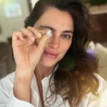 Catrinel Marlon Instagram – ❤️ GIVEAWAY ❤️

Pentru că luna aceasta iubirea e în prim-plan, mă duce cu gândul, mai mult ca oricând, la toate felurile în care ne inspiră să o arătăm celor dragi. Iar TEILOR îmi apare natural în minte – ceva din acest brand de bijuterii este atât de frumos conectat cu iubirea și modurile în care o celebrăm. De peste 25 de ani, TEILOR a devenit sinonim cu iubirea prin fiecare bijuterie care este dăruită și, bineînțeles, prin inelul de logodnă. În ultimii 8 ani, în care am fost parte din această poveste ca ambasador de brand, am văzut-o depășind granițe și inspirând gesturi memorabile. În februarie, TEILOR celebrează toate versiunile iubirii și oferă cadou o pereche de cercei cu diamante unui urmăritor din comunitatea mea.

Iar pentru asta, am o temă de gândire în ton cu luna aceasta: povestește-mi în comentarii care a fost cel mai frumos gest pe care iubirea te-a inspirat să-l faci. 

💎  Lasă un comentariu la această postare cu răspunsul tău.
💎  Urmărește conturile @teilor_finejewellery și @catrinelmarlon 
💎  Ai timp până pe 13 februarie, ora 23:59.
💎  Cerceii vor fi oferiți prin tragere la sorți unui participant norocos, însă abia aștept să citesc toate poveștile voastre. 

Mult succes!

#giveaway #giveawayalert #earings #teilor #love