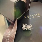 Catrinel Marlon Instagram - ❤️ GIVEAWAY ❤️ Pentru că luna aceasta iubirea e în prim-plan, mă duce cu gândul, mai mult ca oricând, la toate felurile în care ne inspiră să o arătăm celor dragi. Iar TEILOR îmi apare natural în minte - ceva din acest brand de bijuterii este atât de frumos conectat cu iubirea și modurile în care o celebrăm. De peste 25 de ani, TEILOR a devenit sinonim cu iubirea prin fiecare bijuterie care este dăruită și, bineînțeles, prin inelul de logodnă. În ultimii 8 ani, în care am fost parte din această poveste ca ambasador de brand, am văzut-o depășind granițe și inspirând gesturi memorabile. În februarie, TEILOR celebrează toate versiunile iubirii și oferă cadou o pereche de cercei cu diamante unui urmăritor din comunitatea mea. Iar pentru asta, am o temă de gândire în ton cu luna aceasta: povestește-mi în comentarii care a fost cel mai frumos gest pe care iubirea te-a inspirat să-l faci. 💎 Lasă un comentariu la această postare cu răspunsul tău. 💎 Urmărește conturile @teilor_finejewellery și @catrinelmarlon 💎 Ai timp până pe 13 februarie, ora 23:59. 💎 Cerceii vor fi oferiți prin tragere la sorți unui participant norocos, însă abia aștept să citesc toate poveștile voastre. Mult succes! #giveaway #giveawayalert #earings #teilor #love