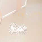 Catrinel Marlon Instagram - ❤️ GIVEAWAY ❤️ Pentru că luna aceasta iubirea e în prim-plan, mă duce cu gândul, mai mult ca oricând, la toate felurile în care ne inspiră să o arătăm celor dragi. Iar TEILOR îmi apare natural în minte - ceva din acest brand de bijuterii este atât de frumos conectat cu iubirea și modurile în care o celebrăm. De peste 25 de ani, TEILOR a devenit sinonim cu iubirea prin fiecare bijuterie care este dăruită și, bineînțeles, prin inelul de logodnă. În ultimii 8 ani, în care am fost parte din această poveste ca ambasador de brand, am văzut-o depășind granițe și inspirând gesturi memorabile. În februarie, TEILOR celebrează toate versiunile iubirii și oferă cadou o pereche de cercei cu diamante unui urmăritor din comunitatea mea. Iar pentru asta, am o temă de gândire în ton cu luna aceasta: povestește-mi în comentarii care a fost cel mai frumos gest pe care iubirea te-a inspirat să-l faci. 💎 Lasă un comentariu la această postare cu răspunsul tău. 💎 Urmărește conturile @teilor_finejewellery și @catrinelmarlon 💎 Ai timp până pe 13 februarie, ora 23:59. 💎 Cerceii vor fi oferiți prin tragere la sorți unui participant norocos, însă abia aștept să citesc toate poveștile voastre. Mult succes! #giveaway #giveawayalert #earings #teilor #love
