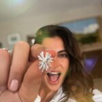 Catrinel Marlon Instagram - ❤️ GIVEAWAY ❤️ Pentru că luna aceasta iubirea e în prim-plan, mă duce cu gândul, mai mult ca oricând, la toate felurile în care ne inspiră să o arătăm celor dragi. Iar TEILOR îmi apare natural în minte - ceva din acest brand de bijuterii este atât de frumos conectat cu iubirea și modurile în care o celebrăm. De peste 25 de ani, TEILOR a devenit sinonim cu iubirea prin fiecare bijuterie care este dăruită și, bineînțeles, prin inelul de logodnă. În ultimii 8 ani, în care am fost parte din această poveste ca ambasador de brand, am văzut-o depășind granițe și inspirând gesturi memorabile. În februarie, TEILOR celebrează toate versiunile iubirii și oferă cadou o pereche de cercei cu diamante unui urmăritor din comunitatea mea. Iar pentru asta, am o temă de gândire în ton cu luna aceasta: povestește-mi în comentarii care a fost cel mai frumos gest pe care iubirea te-a inspirat să-l faci. 💎 Lasă un comentariu la această postare cu răspunsul tău. 💎 Urmărește conturile @teilor_finejewellery și @catrinelmarlon 💎 Ai timp până pe 13 februarie, ora 23:59. 💎 Cerceii vor fi oferiți prin tragere la sorți unui participant norocos, însă abia aștept să citesc toate poveștile voastre. Mult succes! #giveaway #giveawayalert #earings #teilor #love